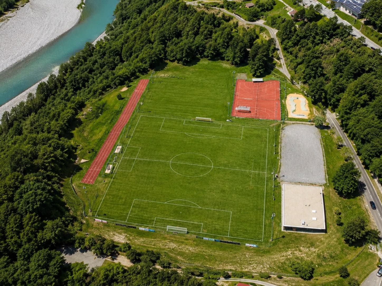 Luftaufnahme der Sportanlage Saulzas in Rhäzüns